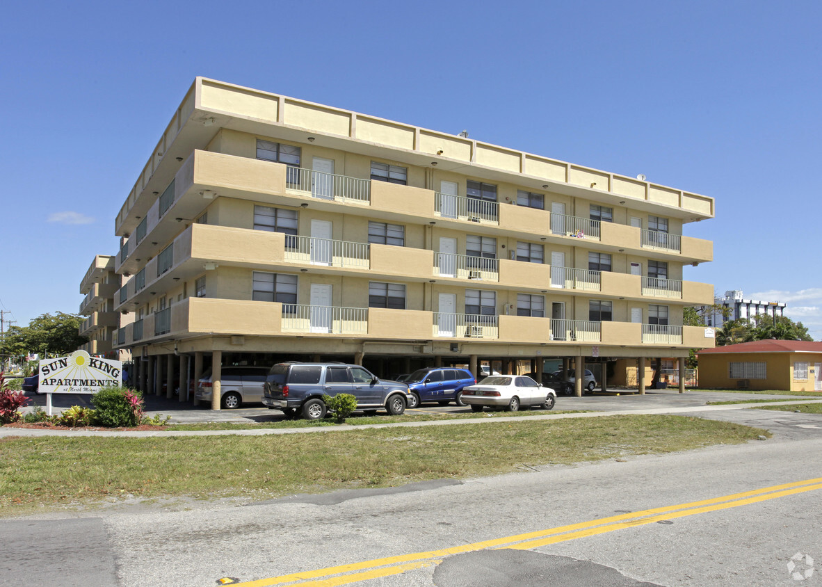 Primary Photo - Sun King Apartments