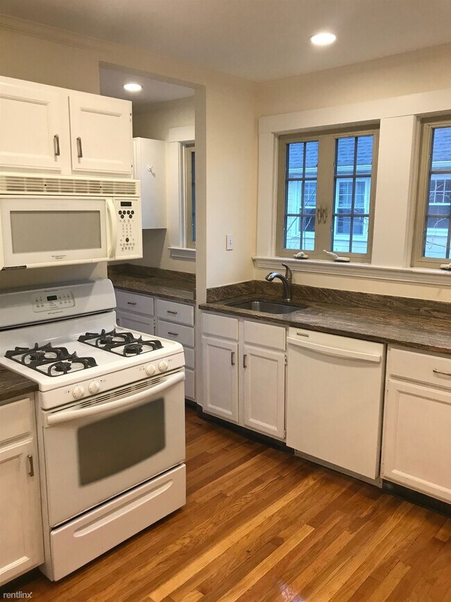 Building Photo - 4 br, 1 bath House - 27 Willoughby St # 2D