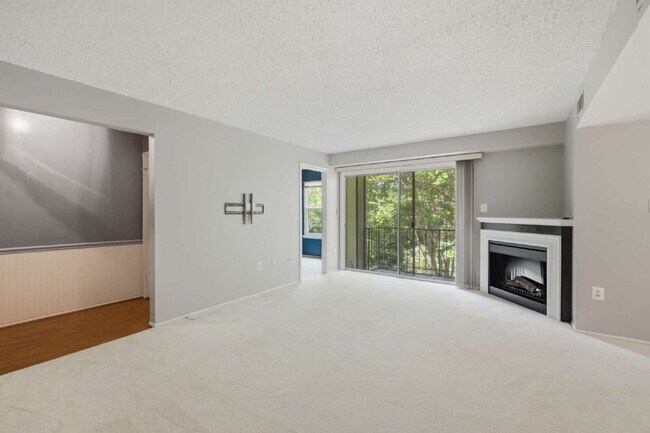 Foto del edificio - Lakeside End-Unit Condo Near Metro Convenience