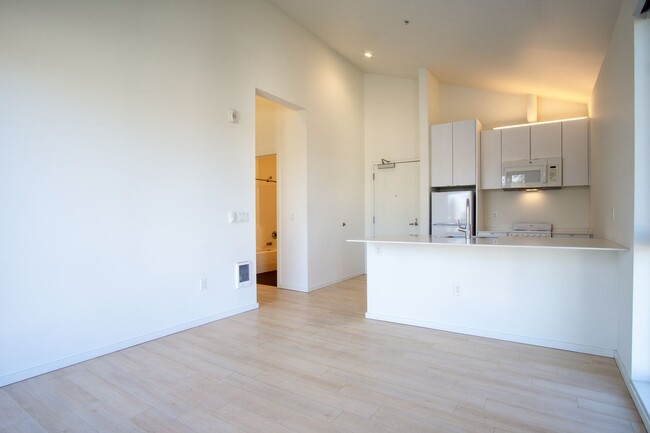 Building Photo - Chic Buckman Studio w/ Vaulted Ceilings, D...
