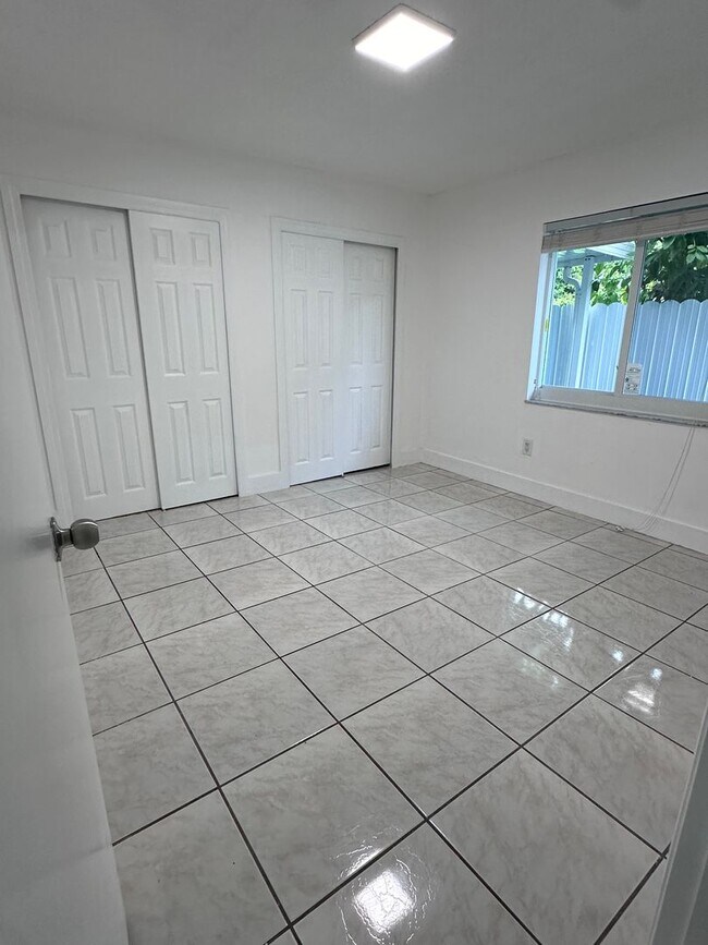 Foto del edificio - 1864 NW 27th St