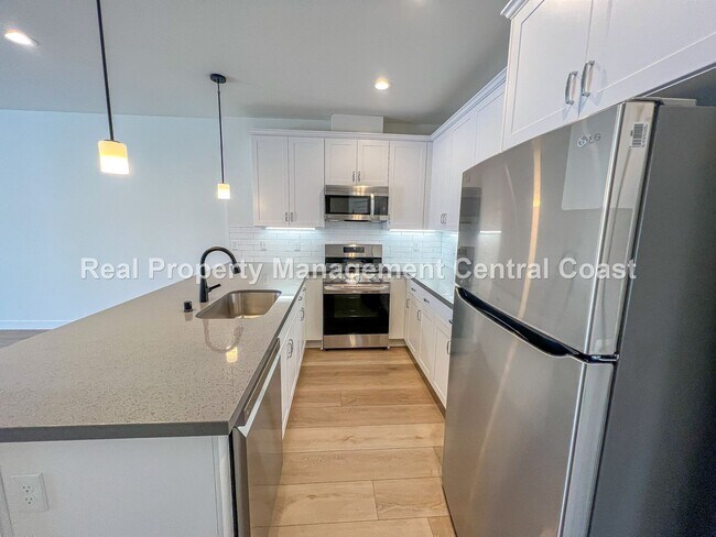 Foto del edificio - AVAILABLE SEPTEMBER - 3 Bedroom / 2.5 Bath...