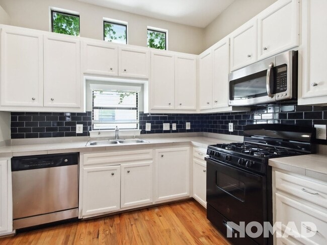 Building Photo - 2 Bedroom 2 Bath 2 Car Garage Townhome