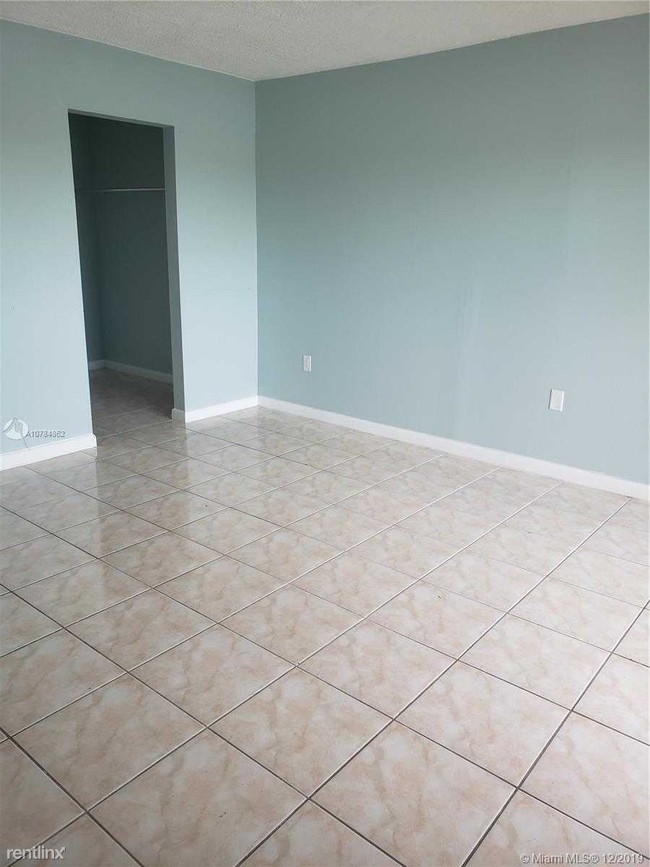 Building Photo - 9363 Fontainebleau Blvd