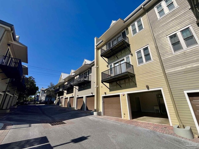 Building Photo - 529 N Spring St