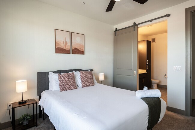 Foto del edificio - 555 N College Ave