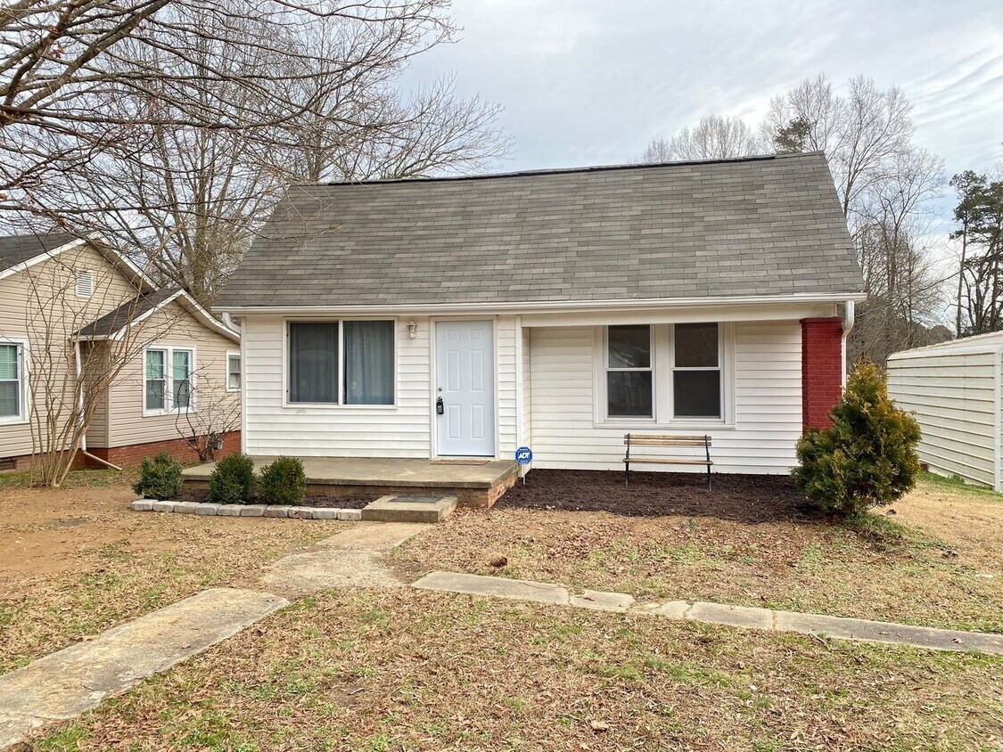 Primary Photo - Nice 2 Bed 1 Bath home close to down town ...