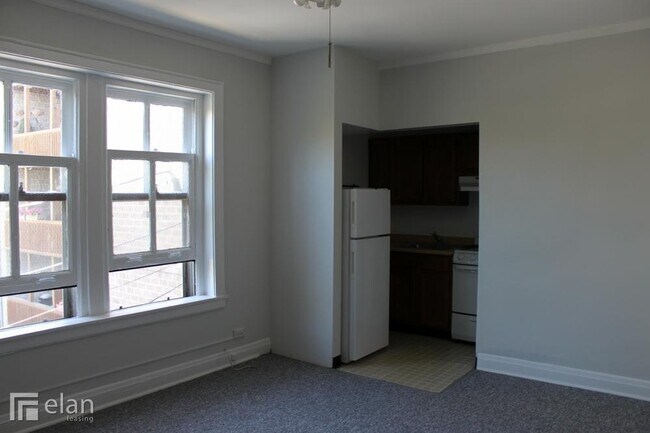 Building Photo - 640 W Wrightwood Ave