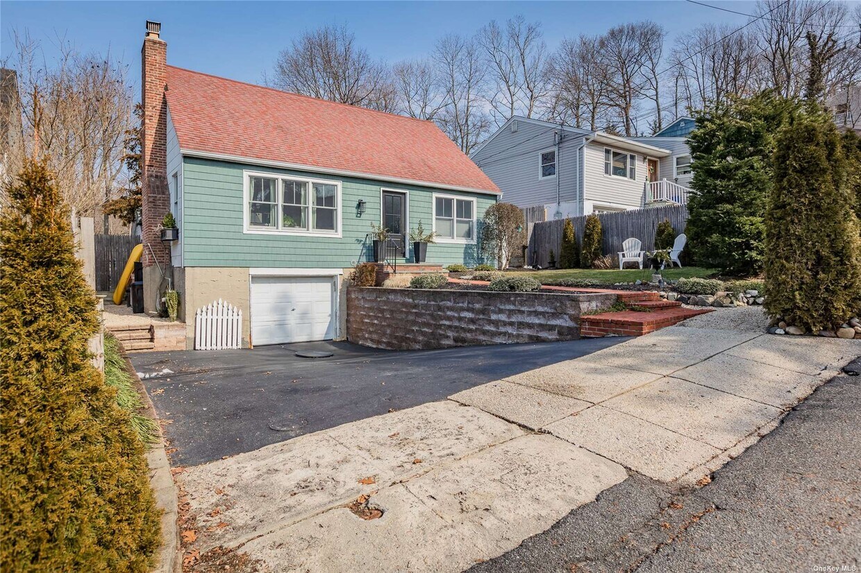 7 Dune Ct, Northport, NY 11768 Room for Rent in Northport, NY