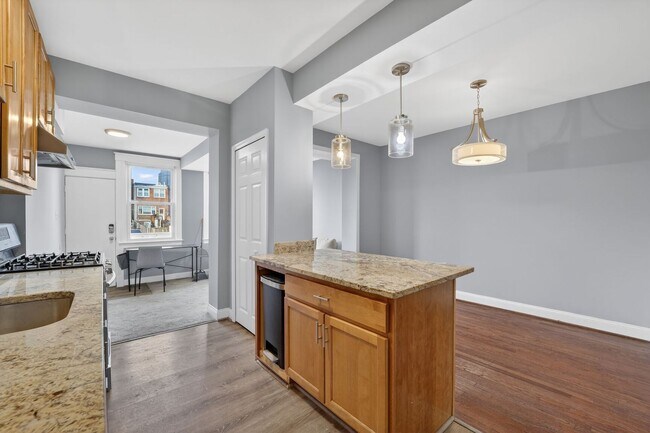 Foto del edificio - Gorgeous 4br/2ba in Brookland with Parking!