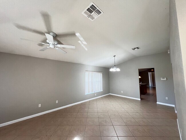 Foto del edificio - You’ve Found IT! Your Next Home! 4 Bedroom, 2 Bathroom in Ocala — $500 Off a Month’s Rent!!!