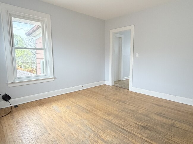 Building Photo - 1020-1022 Gladstone Ave