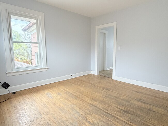 Photo du bâtiment - 1022-1022 Gladstone Ave