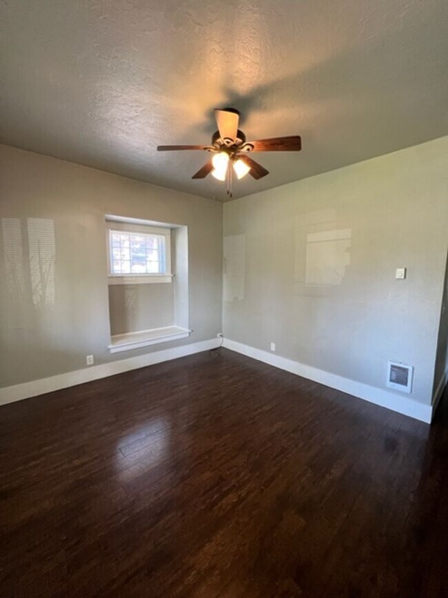 Foto del edificio - 3 Bedroom House on Jefferson St Near Downtown, Campus, and More!