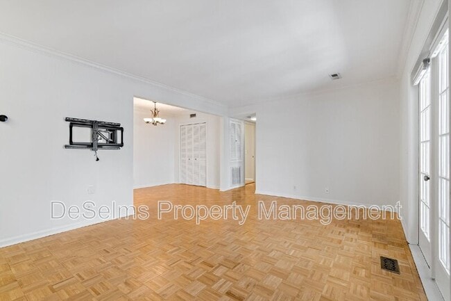 Building Photo - 5025 Hillsboro Pike