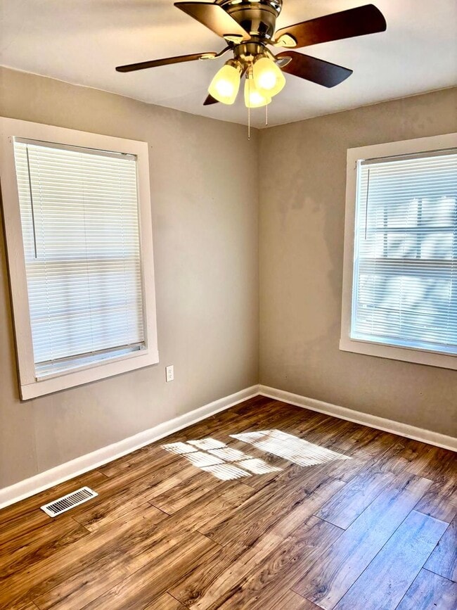 Building Photo - 631 Warner--Move In Ready!