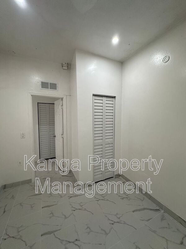 Building Photo - 804 Orange Ave