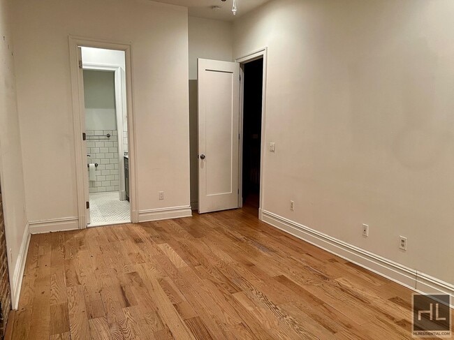 Foto del edificio - 6BR 3BA Historic Limestone Duplex In Crown...