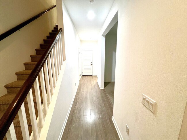 Building Photo - Beautiful 3 Bedroom Contemporary Style Tow...