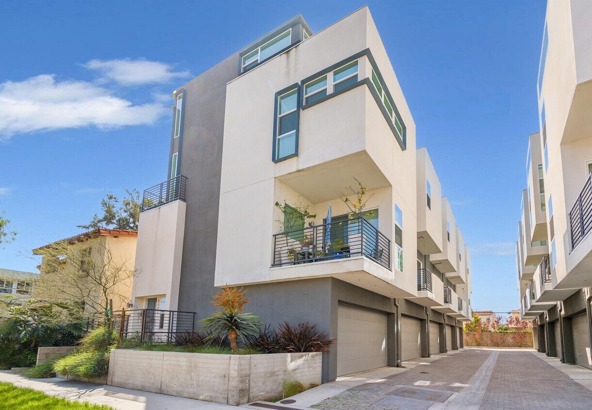 8408 1/2 Blackburn Ave, Los Angeles, CA 90048 Townhome Rentals in Los