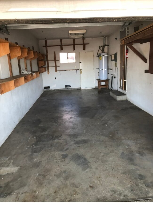 Huge garage. - 614 S Lower Sacramento Rd