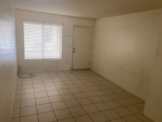 Building Photo - 2860 E Capri Cir