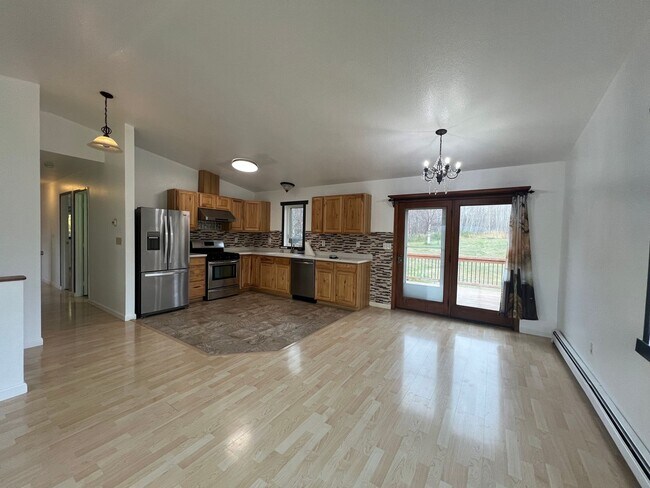 Building Photo - 4 bedroom, 2 bathroom, 2 car garage home w...