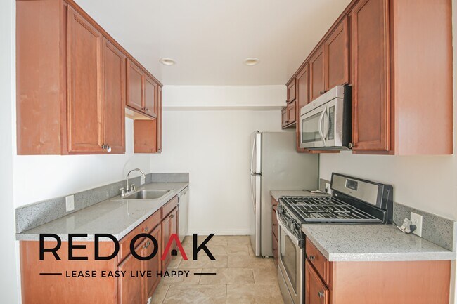 Foto del edificio - Spacious, Remodeled, One Bedroom with Stai...