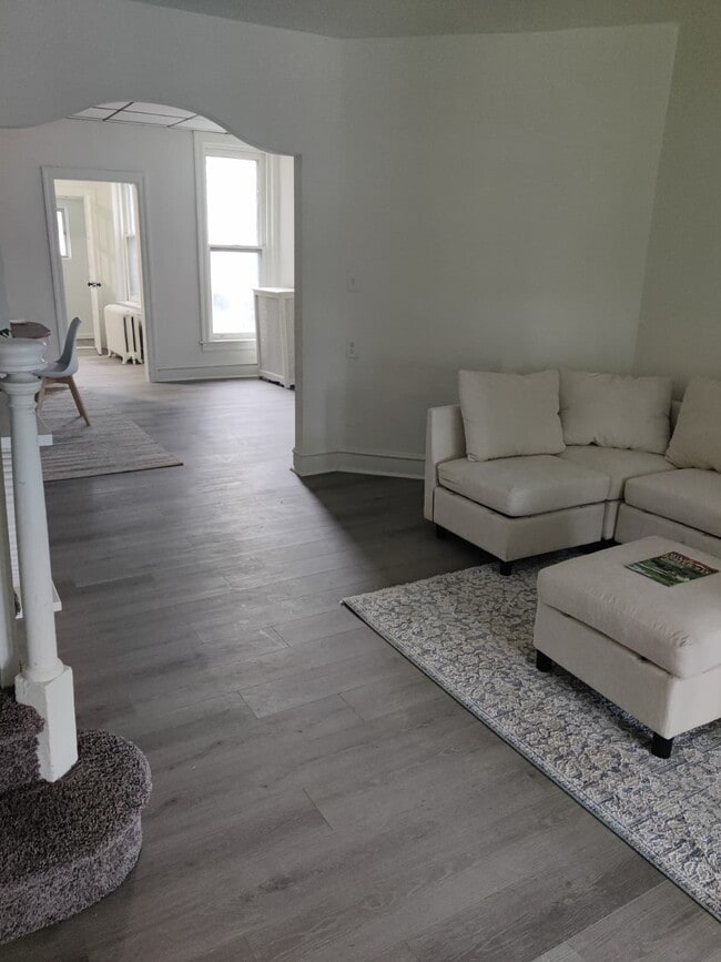 Building Photo - 310 E Eleanor St