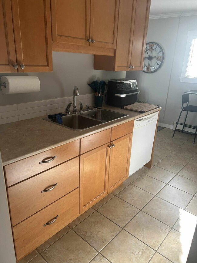 Building Photo - 255 Hirst Av W