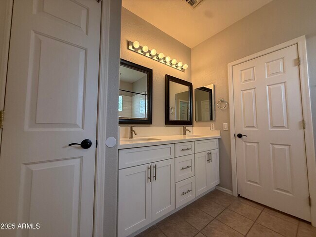 Foto del edificio - 885 E Cherry Hills Dr