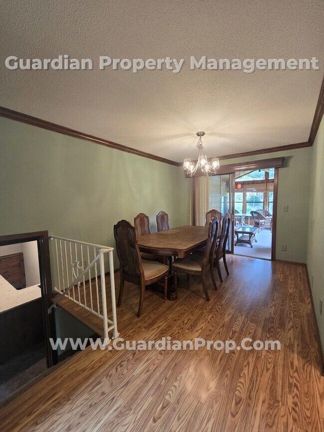 Building Photo - Available now! Spacious Shoreview Home, En...