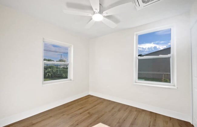 Foto del edificio - 2421 NW 152nd St