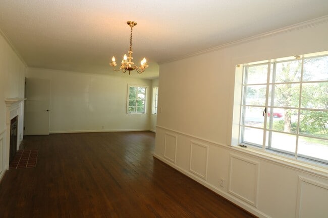Building Photo - 1106 Martin St N