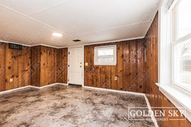 Building Photo - 2011 E 18th St