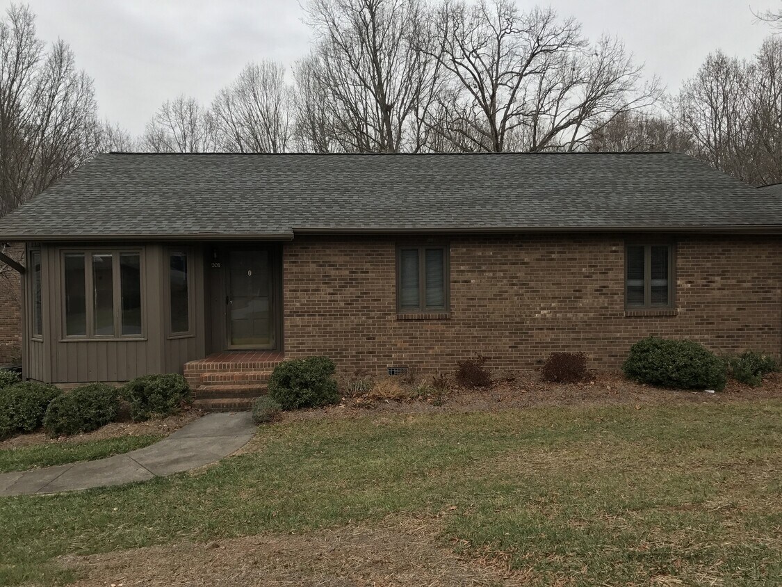Primary Photo - Charming 3 Bedroom Home Near Country Club ...