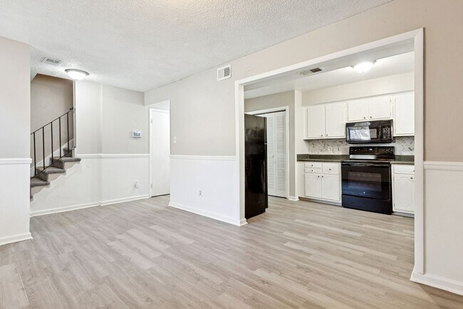 Building Photo - Move In Ready Townhome!