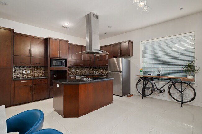 Foto del edificio - 1304 E Pineridge Ave