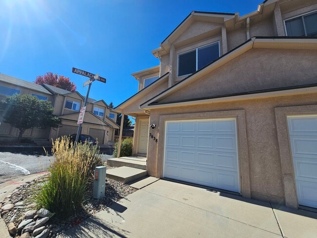 Foto del edificio - 3 Bed 4 bath Townhome in University Village!