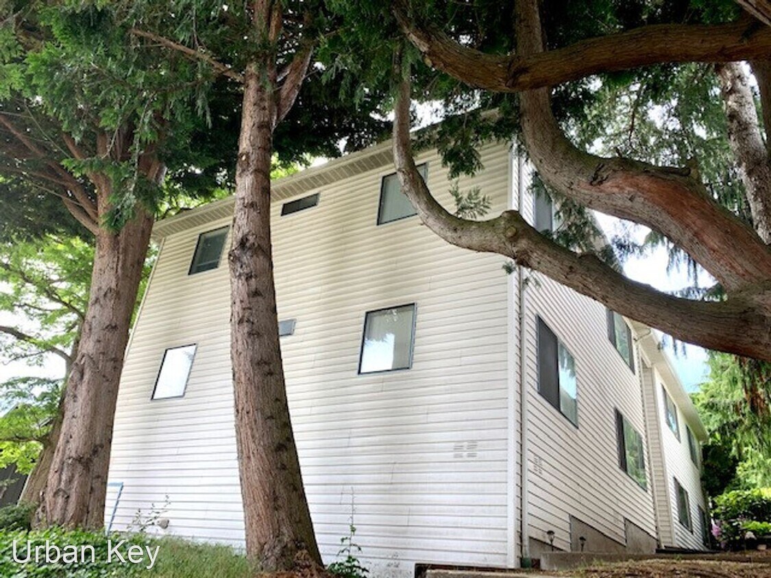 Primary Photo - 5925 Fauntleroy Way SW