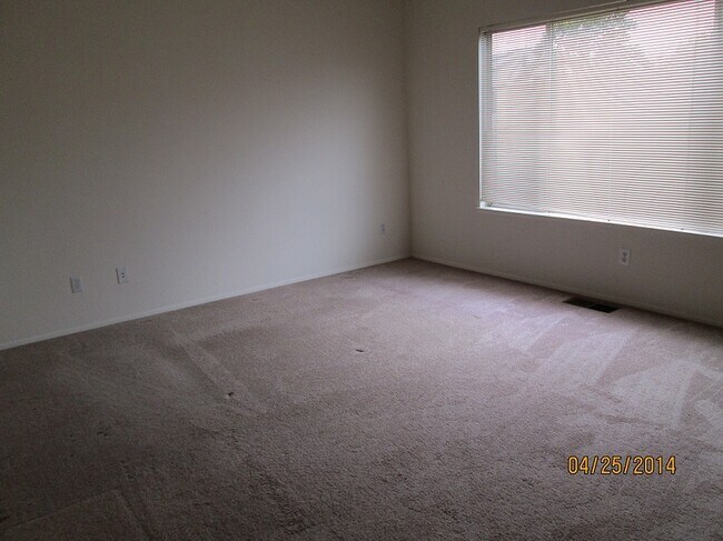 Foto del edificio - Nice 4 Bedroom Home with a 3 Car Garage