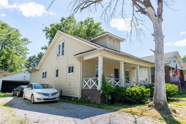 Building Photo - 209 E Dayton St
