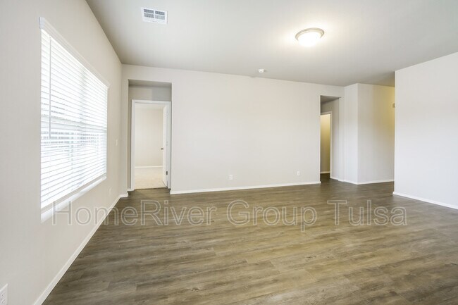 Foto del edificio - 7430 E 158th St S