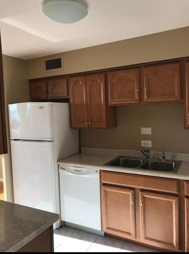 Kitchen - 5701 N Sheridan Rd