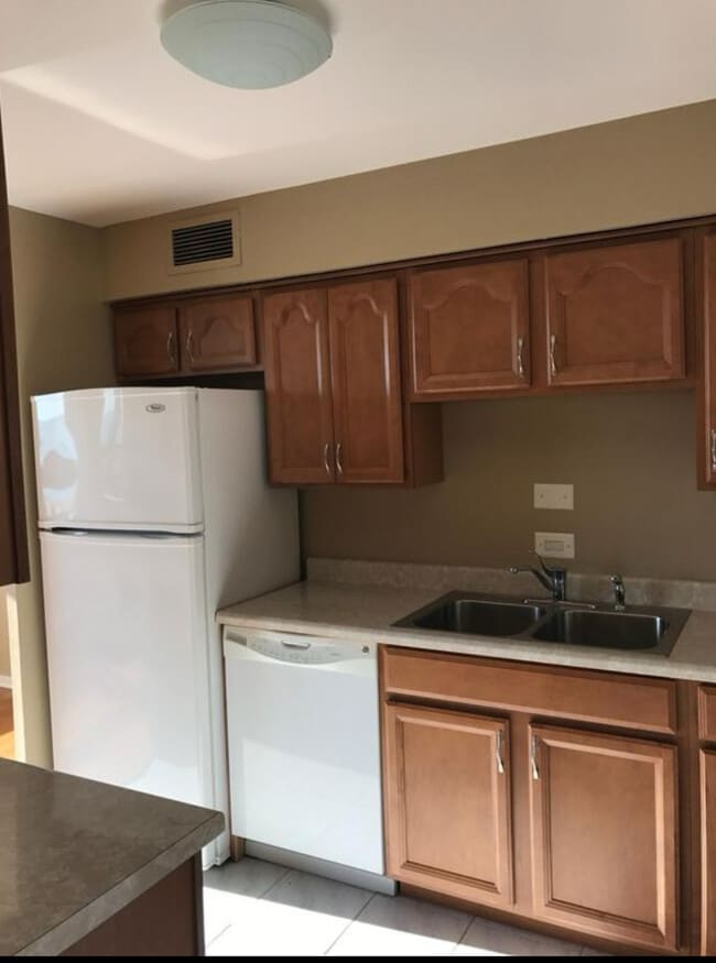 Kitchen - 5701 N Sheridan Rd