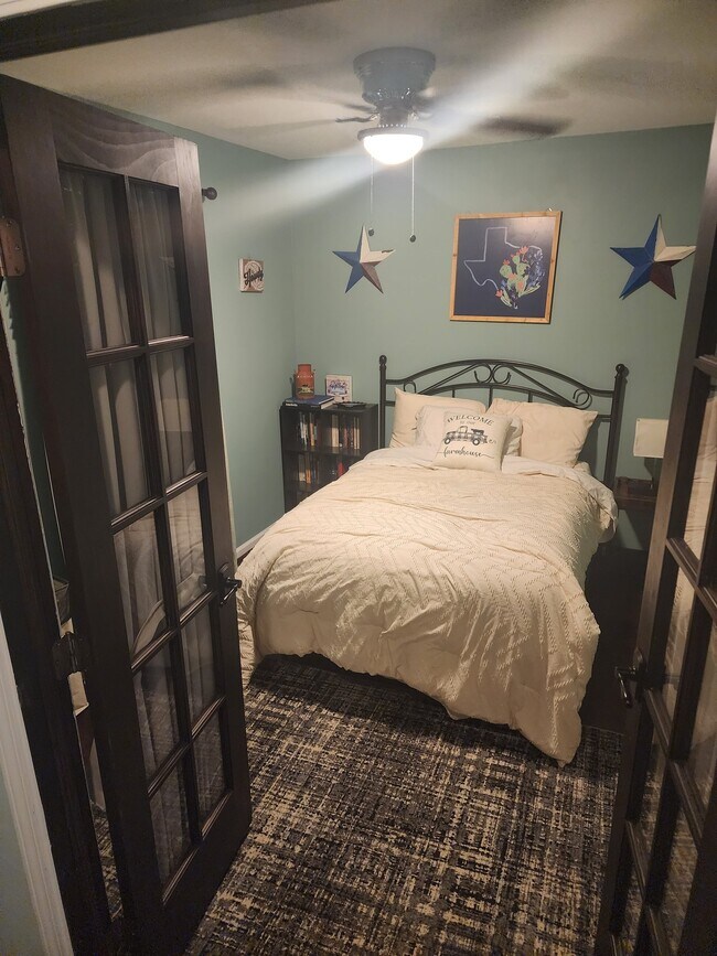 Foto del edificio - 512 Colony Lakes Dr