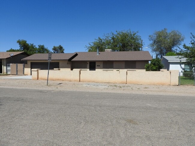 Building Photo - 4 Bedroom with large yard