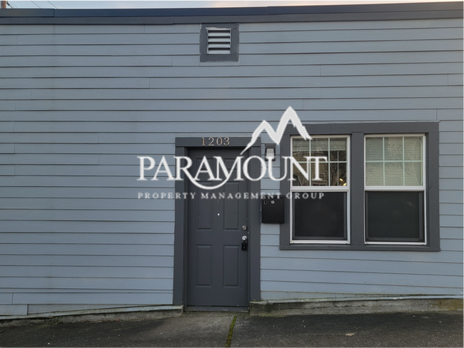 Building Photo - Cozy studio located in downtown Bremerton