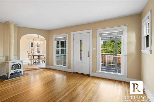 Building Photo - Beautiful 3 bedroom home in Talent!