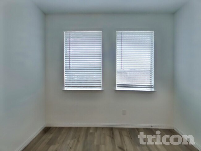 Foto del edificio - 5416 Montrose Dr